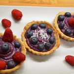 Crostatina alla crema, gelato al mirtillo e pinoli