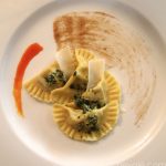 Raviolo ripieno di ossobuco, zafferano e salsa al parmigiano